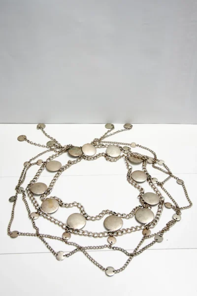 Centură cu monede în ton argintiu