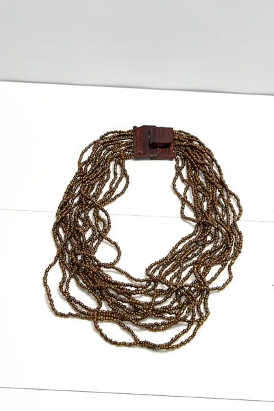 Colier cu mărgele și închizător din lemn