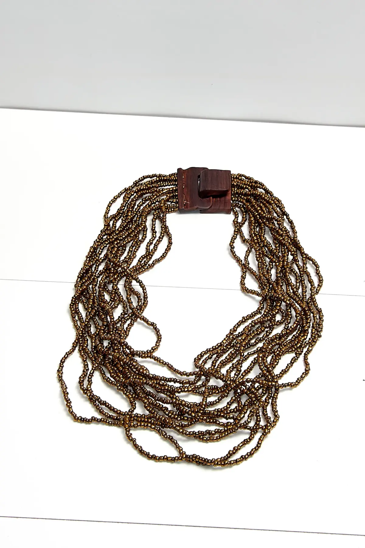 Colier cu mărgele și închizător din lemn