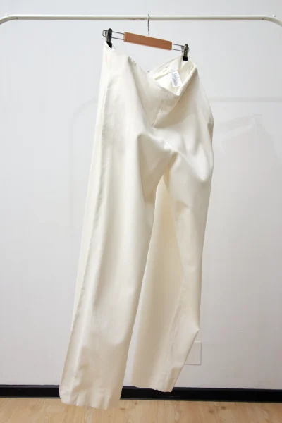 Pantaloni albi COS, marime EU 44/L