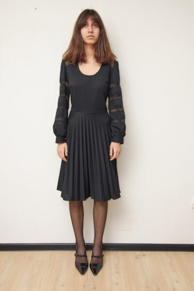 Rochie Vintage "Dark Romance" – Mâneci cu Dantelă & Fustă Plisată (Stil Whimsigoth / Wednesday Addams) - M