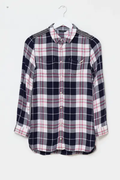 Cămașă Guess – Carouri și Detalii Glam (Mărgele și Lanțuri) XS/S