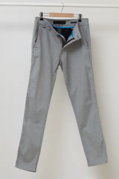 Pantaloni Chino GUESS "Daniel" – Micro-Imprimeu Geometric & Croială Super Skinny - L