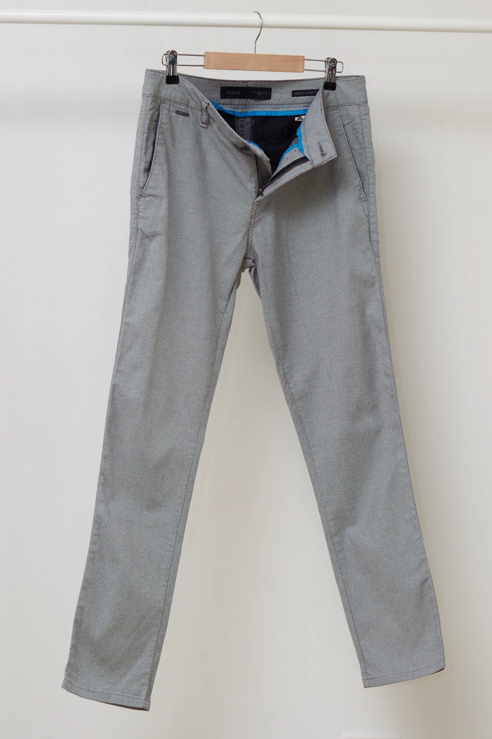 Pantaloni Chino GUESS "Daniel" – Micro-Imprimeu Geometric & Croială Super Skinny - L