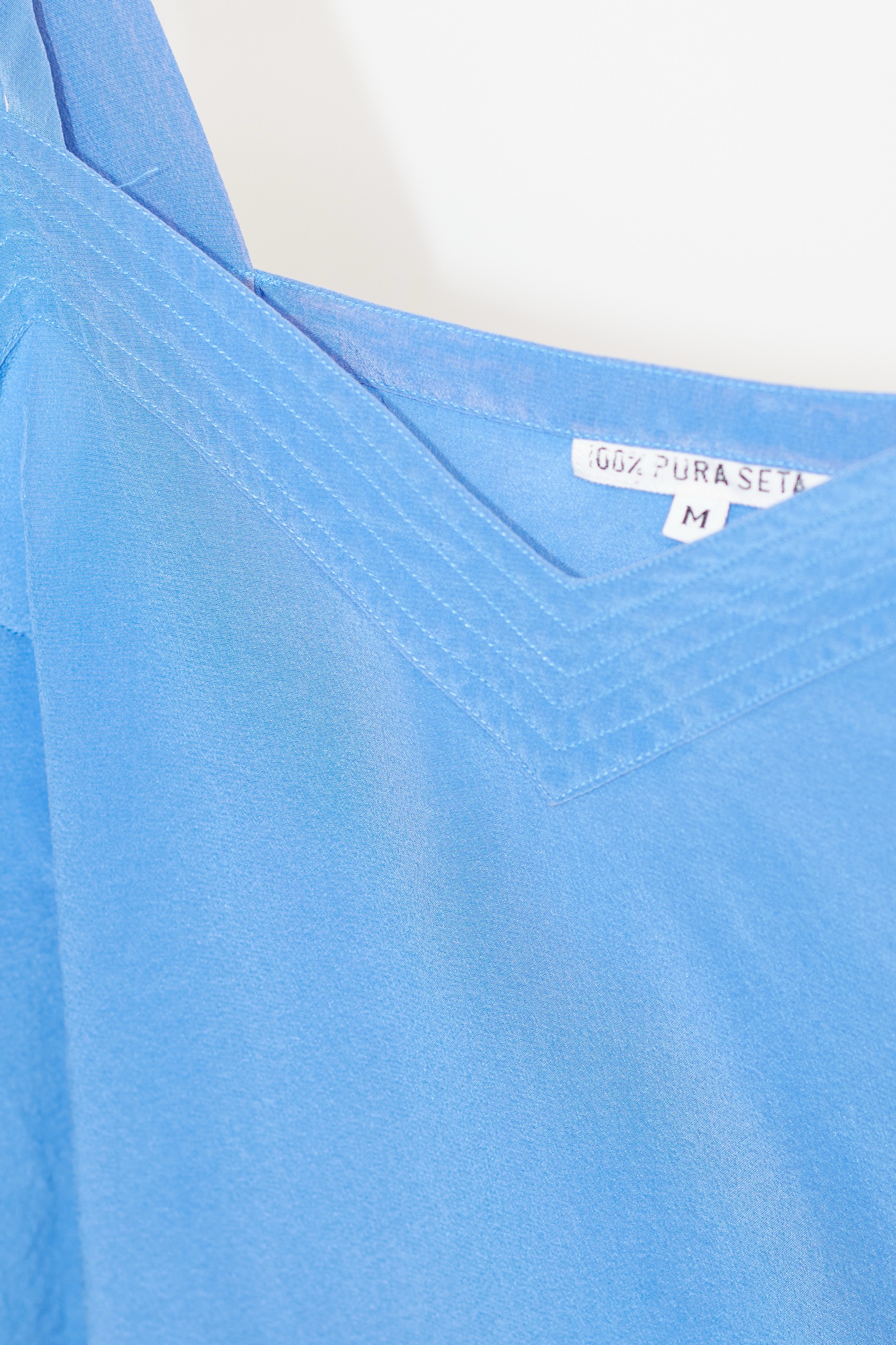 Top Esențial din 100% Mătase Naturală – Albastru Azuriu & Decolteu Geometric - M - imagine 6