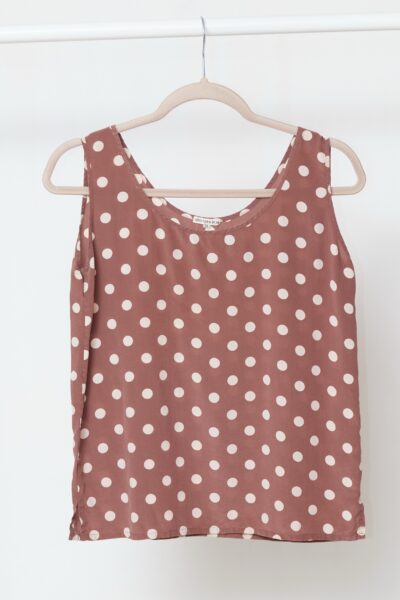 Top Esențial din 100% Mătase Naturală – Imprimeu Buline Ivory pe Fond Maro Cupru, S