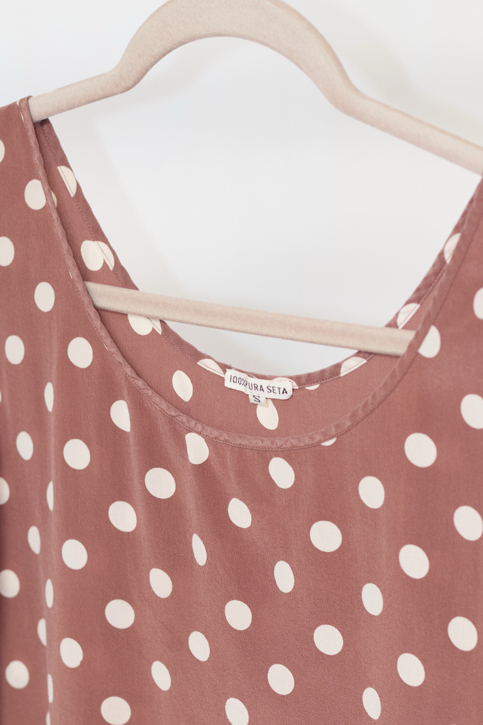 Top Esențial din 100% Mătase Naturală – Imprimeu Buline Ivory pe Fond Maro Cupru, S - imagine 4