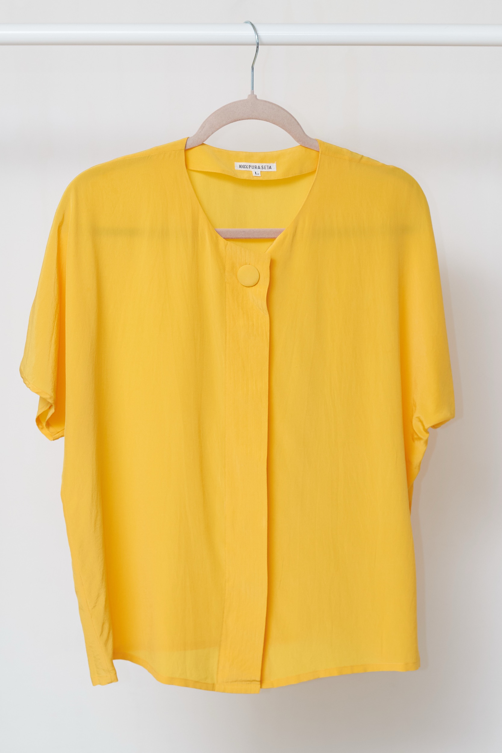 Bluză din 100% Mătase Naturală – Galben Intens, Croială Boxy cu Închidere Asimetrică, L