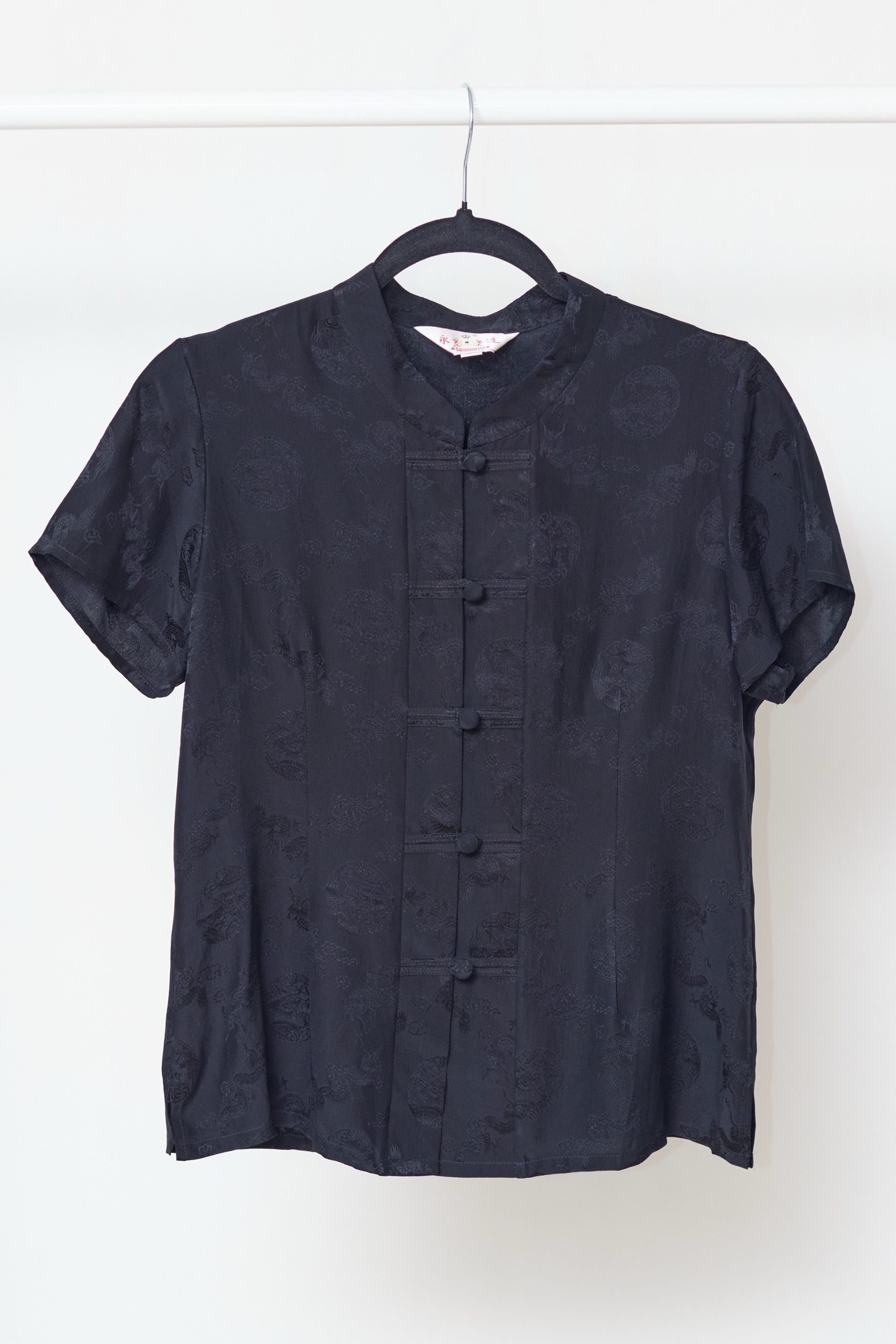 Bluză Vintage din 100% Mătase Jaquard Neagră – Imprimeu Texturat cu Dragoni și Noduri Chinezești - S/M