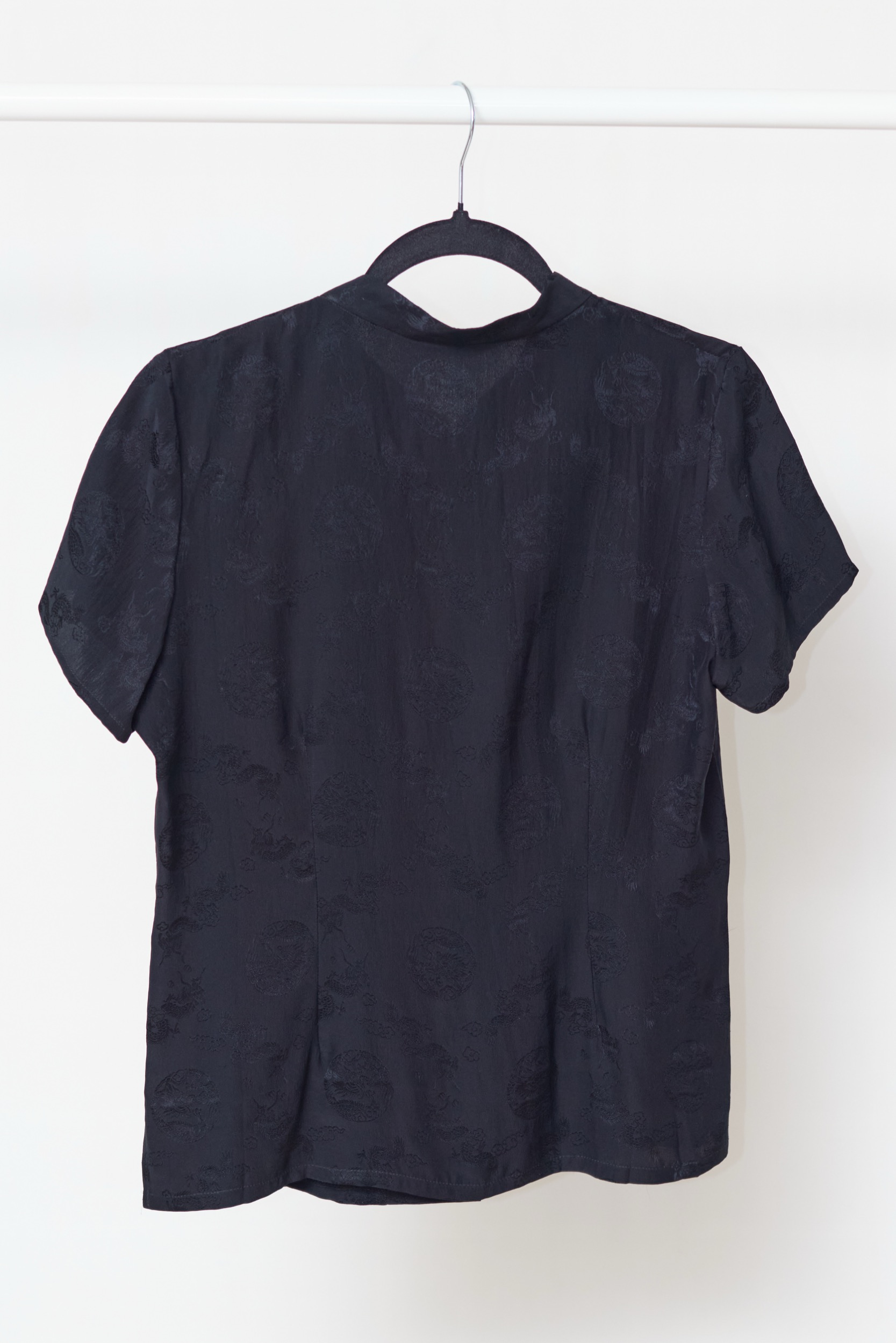 Bluză Vintage din 100% Mătase Jaquard Neagră – Imprimeu Texturat cu Dragoni și Noduri Chinezești - S/M - imagine 3