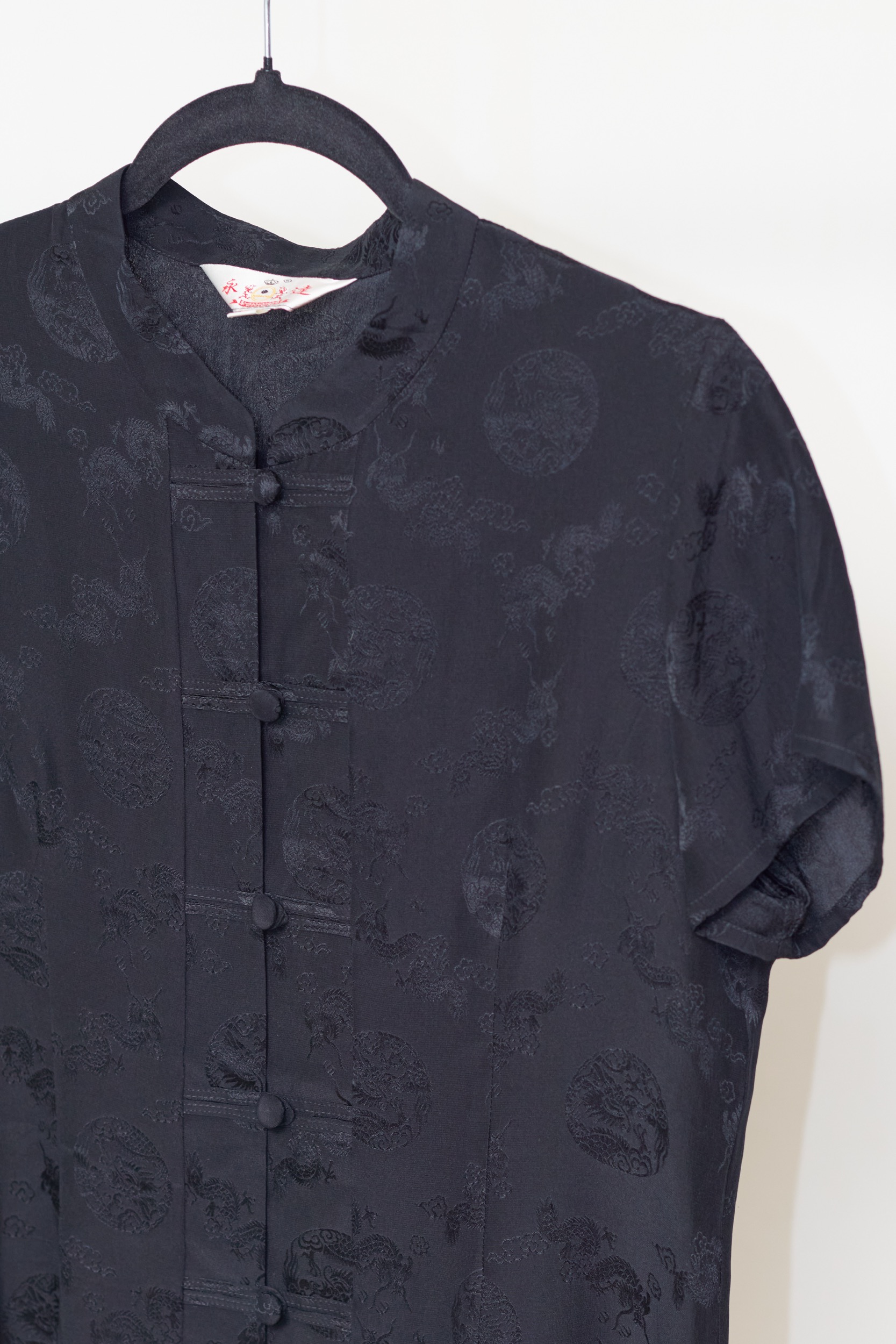 Bluză Vintage din 100% Mătase Jaquard Neagră – Imprimeu Texturat cu Dragoni și Noduri Chinezești - S/M - imagine 4