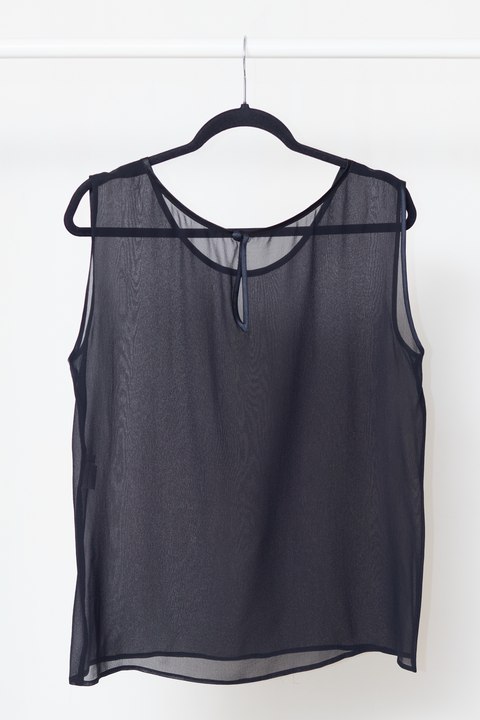 Top Elegant din 100% Mătase Chiffon – Negru Clasic Button M/L