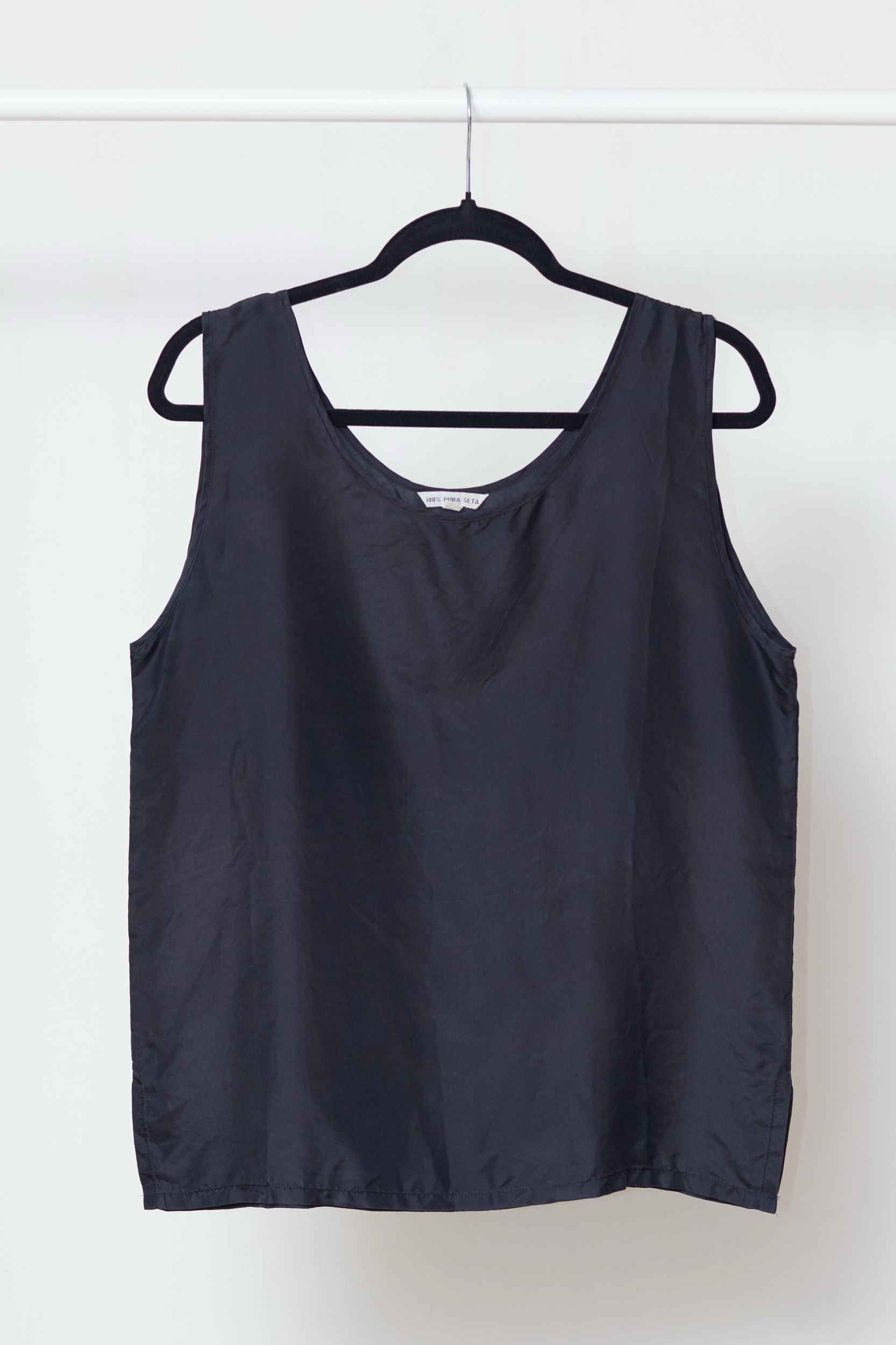 Top Minimalist din 100% Mătase Satinată – Negru Clasic M