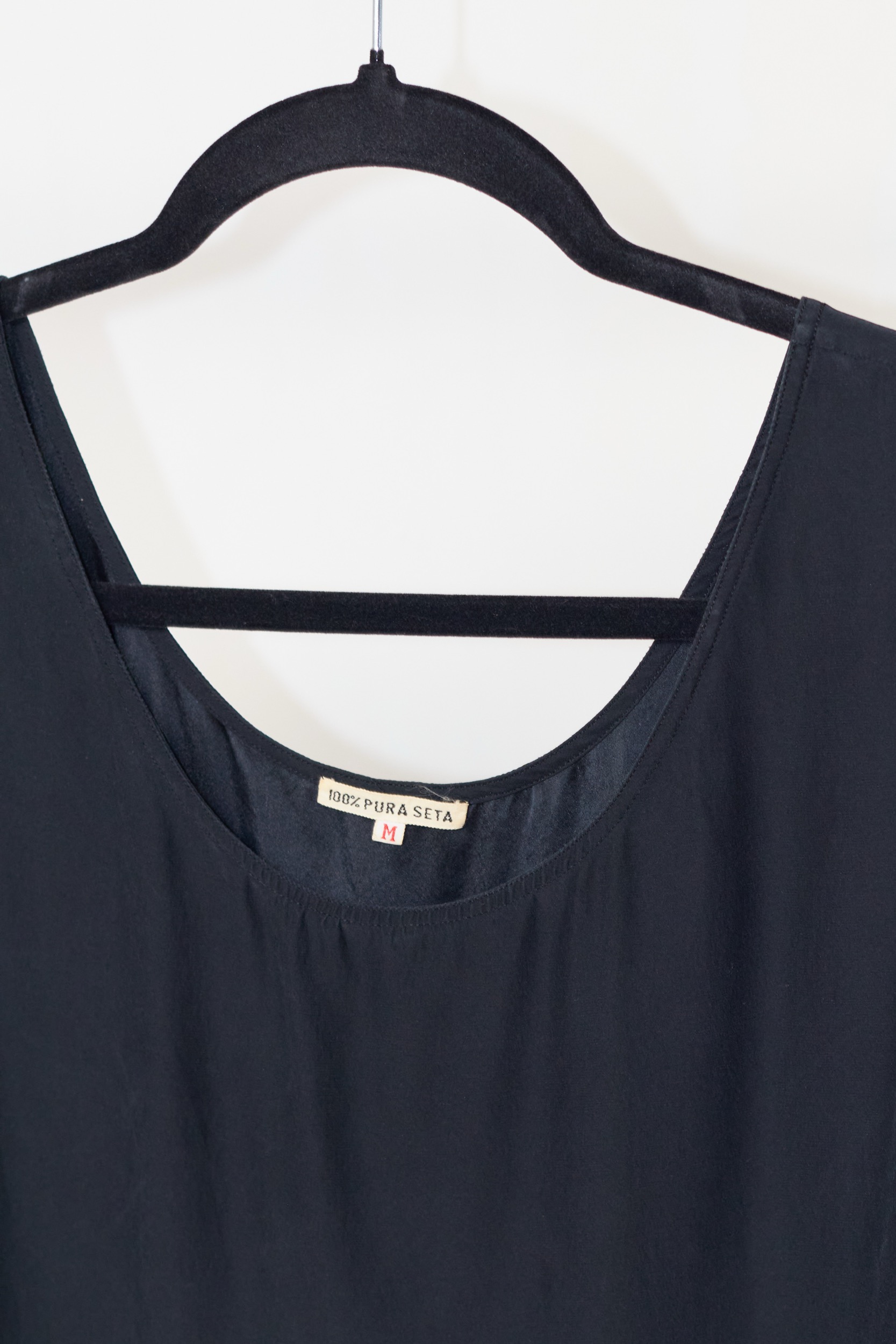 Top Minimalist din 100% Mătase Naturală – Negru Atemporal -M - imagine 3