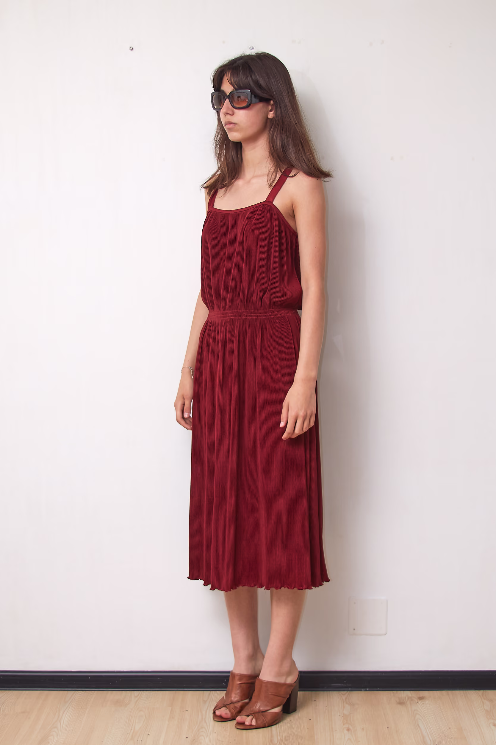 Rochie Vintage Romy Midi Plisată pe Bretele Roșu Burgund, Mărime S