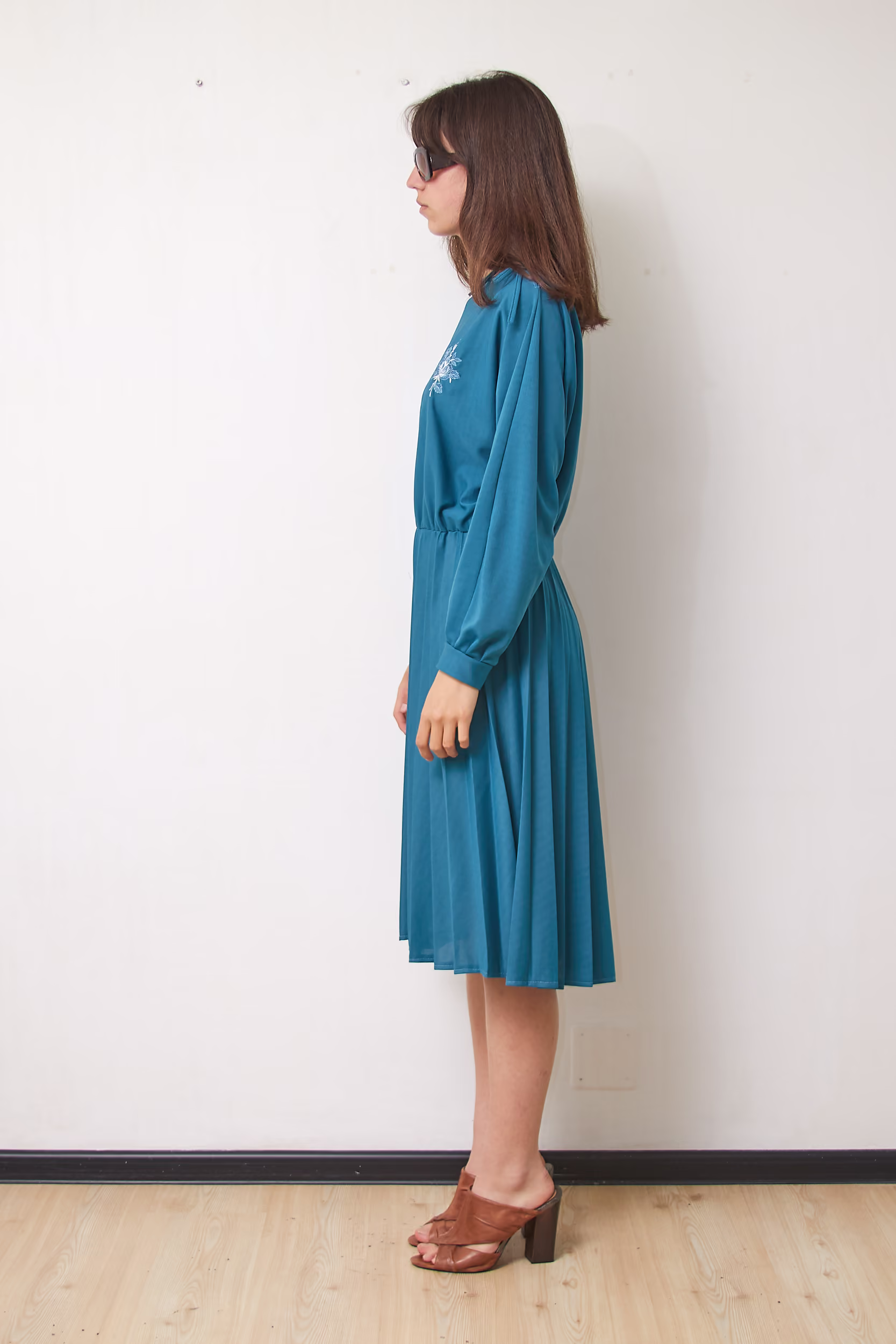 Rochie Vintage Anii '80 Plisată Albastru Petrol cu Broderie Florală, Mărime M - imagine 3