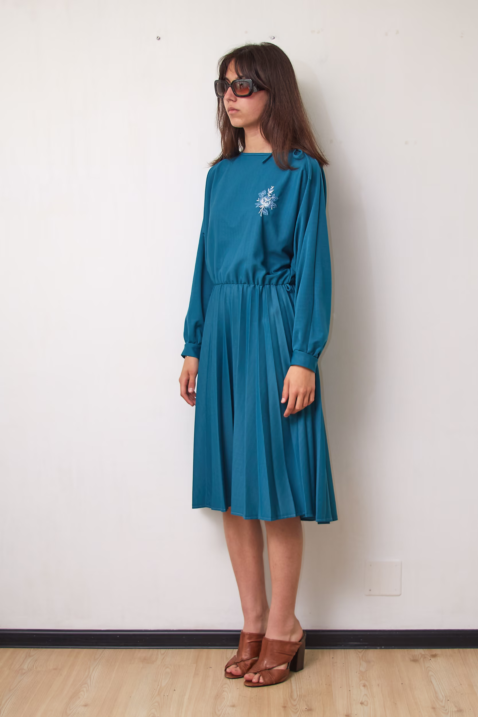 Rochie Vintage Anii '80 Plisată Albastru Petrol cu Broderie Florală, Mărime M - imagine 5